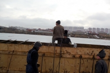 На одном берегу реки Мелекеска работают строители, на другом - природоохранная прокуратура